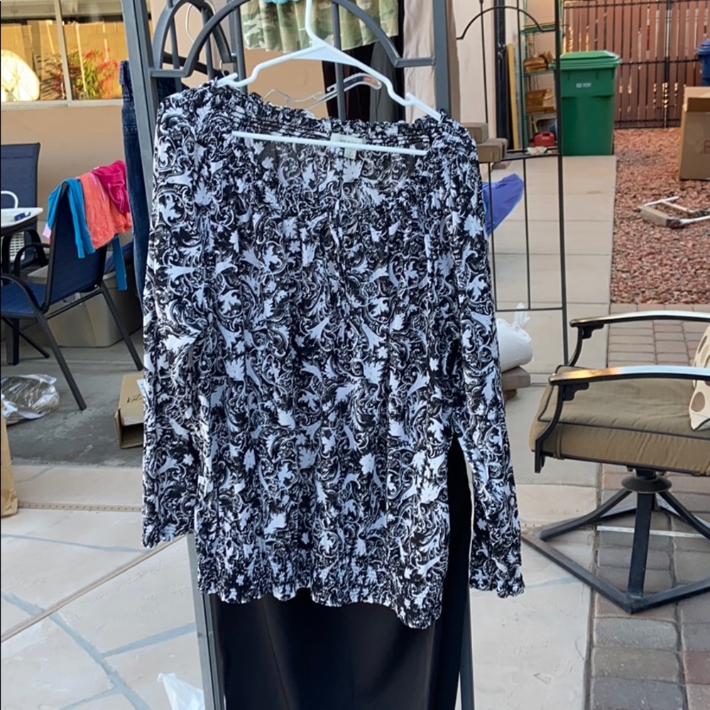 Long sleeve black and white top